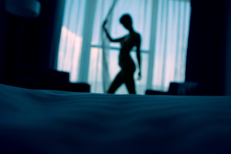 尪硬拗「三人行」被拒竟當面出軌！人妻錄影提告獲賠50萬