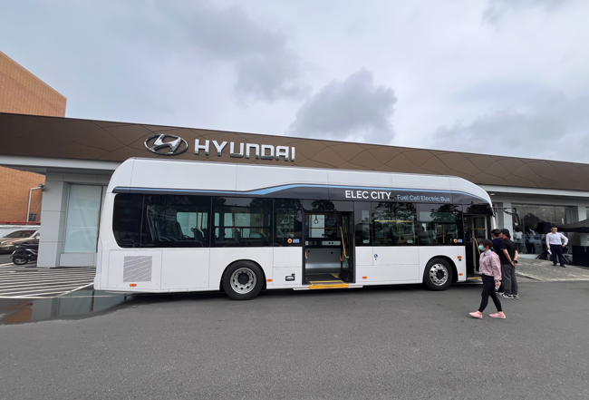 現代汽車HYUNDAI氫能巴士試乘發表會暨動力產學啟動典禮登場　崑山科大產官學攜手啟動綠色動力新篇章，未來交通正式啟動