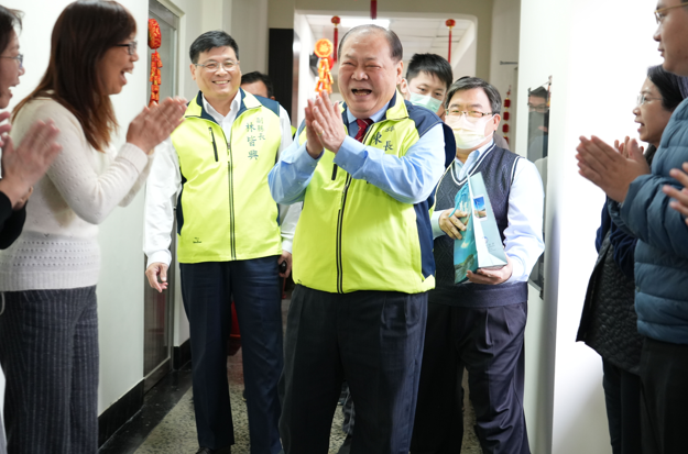 澎湖縣長陳光復致贈紅包福袋，同仁迎春展笑顏，整年好運氣不間斷