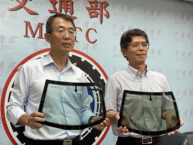 交通部出手！汽車隔熱紙透光率規範2025實施 前擋70%、前側窗40%，新車先納管