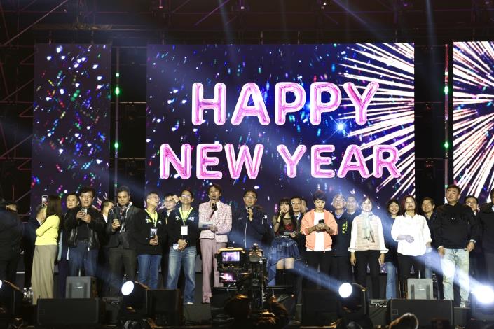 30萬人擠爆會場！「2026台南好young」跨年晚會人潮破紀錄　臺南市長黃偉哲率市民迎接馬年