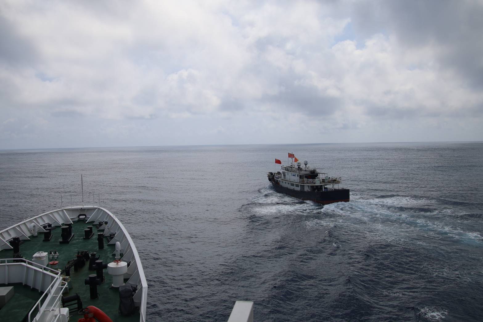 海巡署大型艦船巡弋東沙 以水砲強勢驅離越界陸船