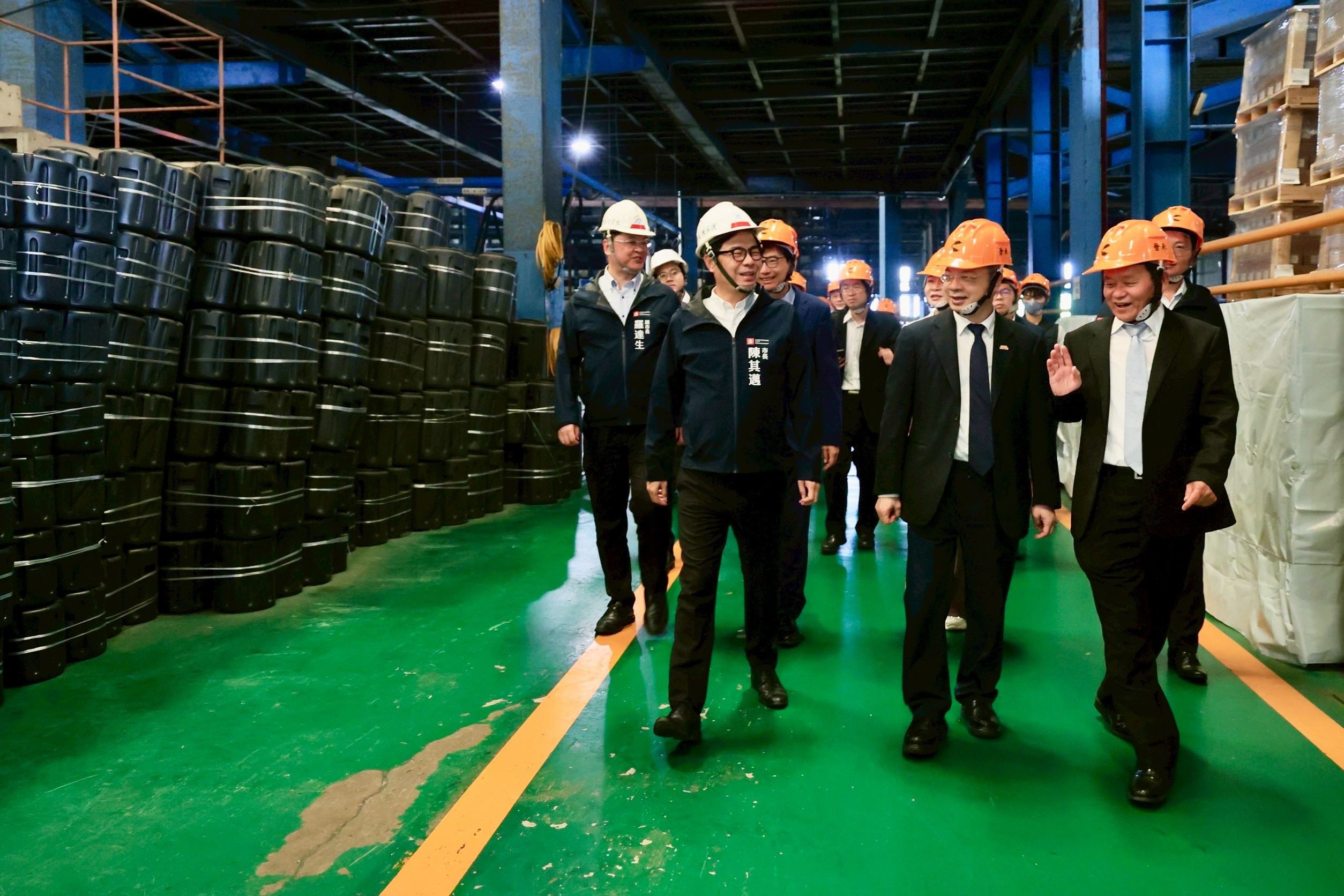 關稅與碳稅風暴來襲　經濟部長龔明鑫、高雄市長陳其邁聯手挺高雄扣件業 政府協助數位與低碳轉型再造競爭力