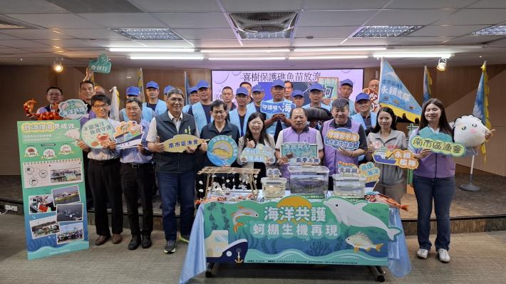 臺南安平蚵棚海域驚喜發現！白海豚現蹤　見證海洋共護與生機再現