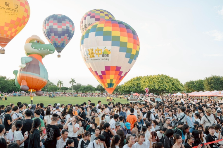 單日湧入15萬人次！2025臺中石岡熱氣球嘉年華掀起暑期觀光熱潮與拍照打卡熱點