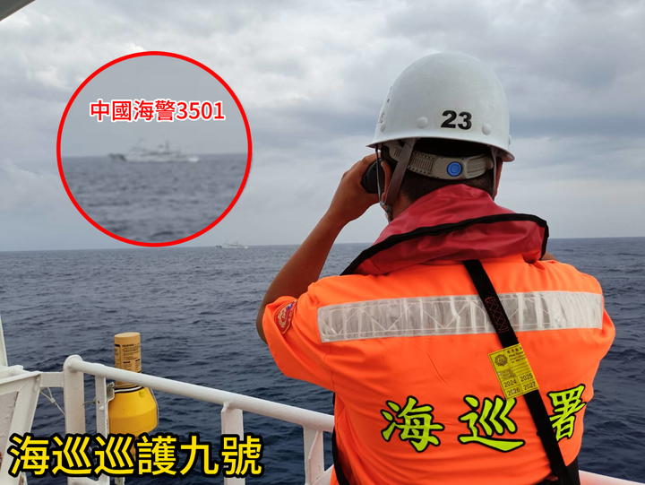 中國海警船蠻橫切入東沙限制水域後突然加速轉向　海巡巡護九號近迫攔截強勢驅離