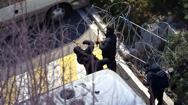 南韓總統尹錫悅被捕：3200名警察攀越路障，戒嚴陰謀浮上檯面！