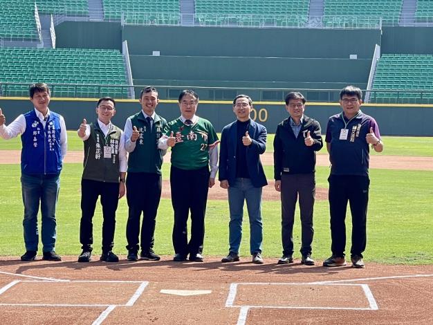 臺南亞太主球場首次開放球迷體驗！市長黃偉哲開球，8場臺韓交流賽正式登場