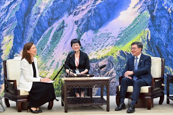 行政院長卓榮泰接見加拿大駐台北貿易辦事處何曼麗代表盼儘速簽署雙邊「貿易合作架構協議」強化供應鏈