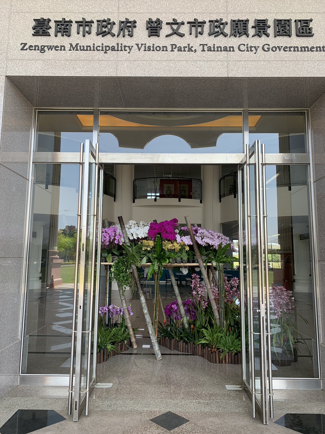 臺南市府延續蘭展熱潮 蘭花藝術空間落腳市政大樓 展現文化美學與綠意永續