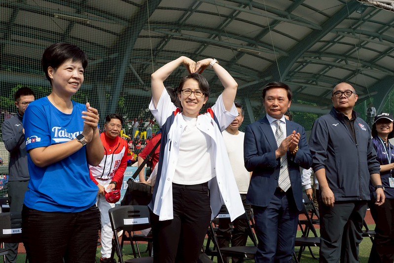 蕭美琴副總統出席企業女子壘球聯賽開幕戰　打造更完善女性友善運動環境