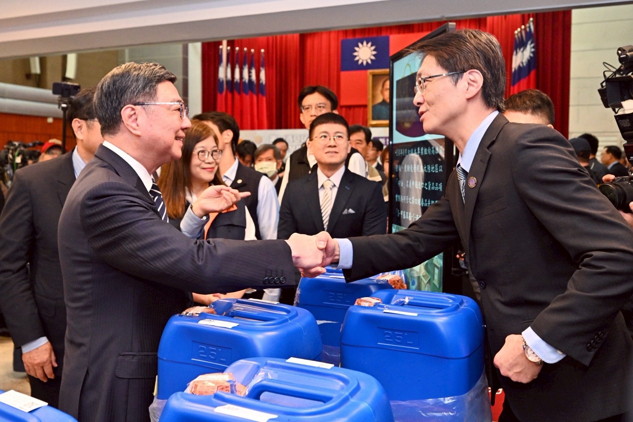 行政院長卓榮泰：第13波安居緝毒成功破獲依托咪酯製毒廠，政府加速跨部門合作全面守護國人免於毒品危害