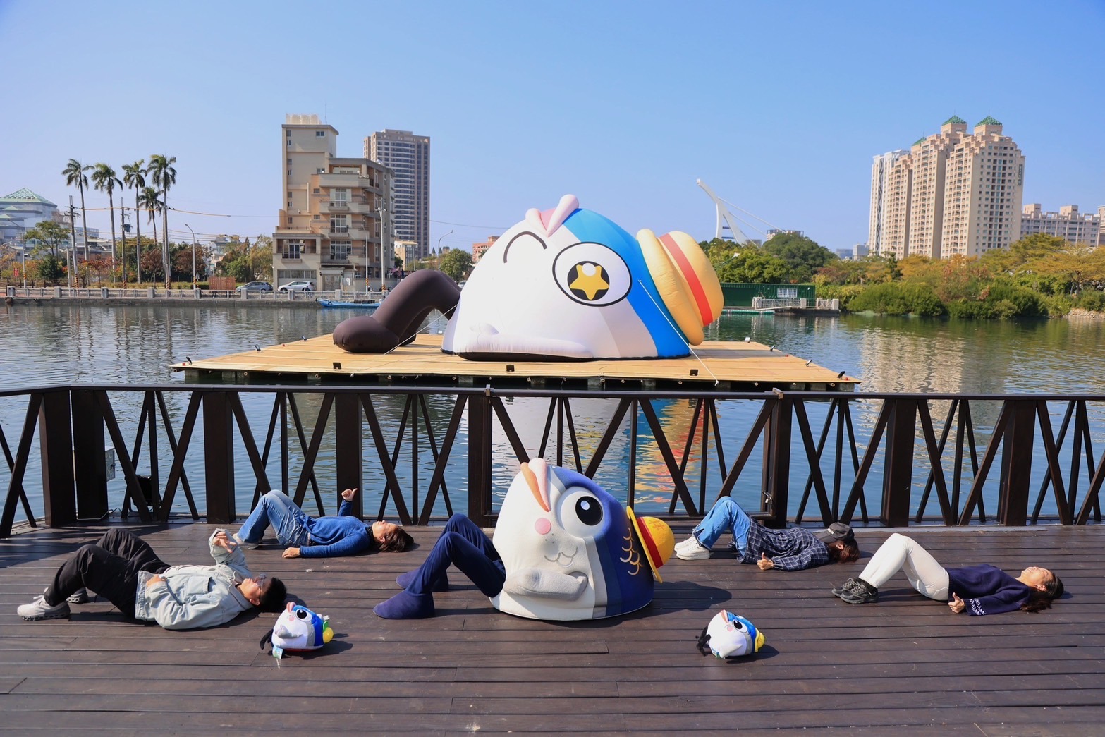 魚頭君14米氣偶現身安平運河，黃偉哲市長開箱新春祈福，祝福大家「如魚得水」！