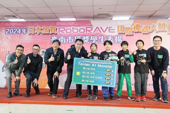 臺南學子大放異彩！黃偉哲市長表揚勇奪28面獎牌的「RoboRAVE國際機器人大賽」英雄