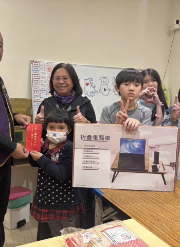 阿里山國際同濟會歲末送暖 感恩餐會溫情籠罩水上兒少站 攜手億載會捐贈摺疊桌與加菜金