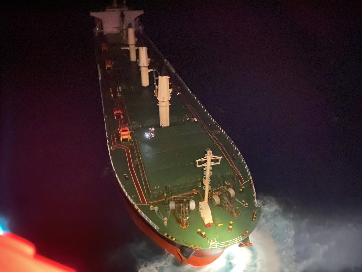 南臺灣海域驚現馬紹爾群島籍貨輪「PANORIA」失火 海巡署成功救出傷員