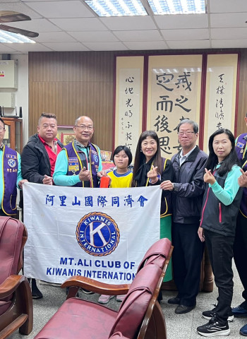 公益助學！阿里山國際同濟會「一會一校」活動，溫暖嘉義大崎國小弱勢學童