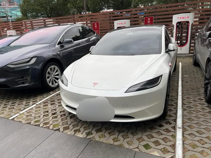 特斯拉車主在充電站高峰時段長時間占位，網友怒批素質堪憂！
