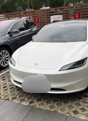 特斯拉車主在充電站高峰時段長時間占位，網友怒批素質堪憂！