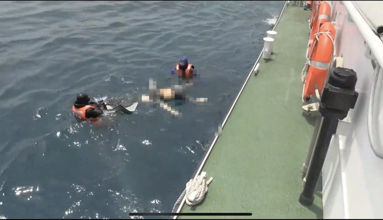 海巡署接獲通報 花蓮七七高地外海發現浮屍 即刻打撈助返家
