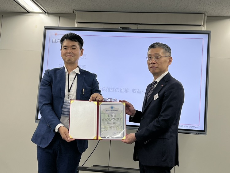 中正大學企管系MBA訪問團在黃正魁系主任規劃鄭祥麟教授帶隊參訪JR九州旅客鐵道株式會社　CFO松下琢磨親自接待揭鐵道轉型關鍵
