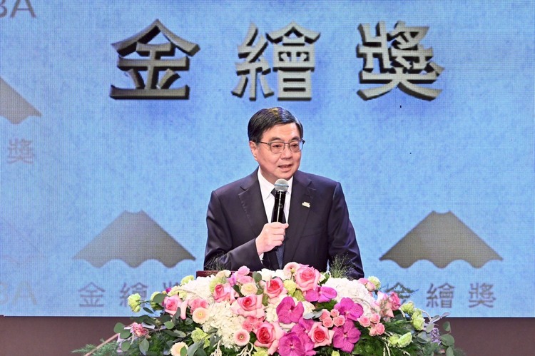 行政院長卓榮泰頒獎表揚曹俊彥獲首屆金繪獎特別貢獻獎 強調打造文化優先國家戰略