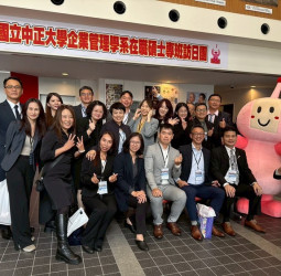 中正大學MBA訪問團赴熊本朝日放送KAB參訪交流　由企管系黃正魁系主任全程規劃鄭祥麟教授帶隊　局長小野史修親自接待