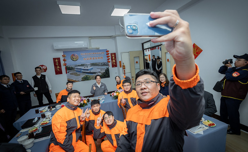 春節期間不忘基層　賴清德總統小年夜慰勉海巡署布袋漁港安檢所同仁　感謝海巡第一線辛勞付出與守護國家安全