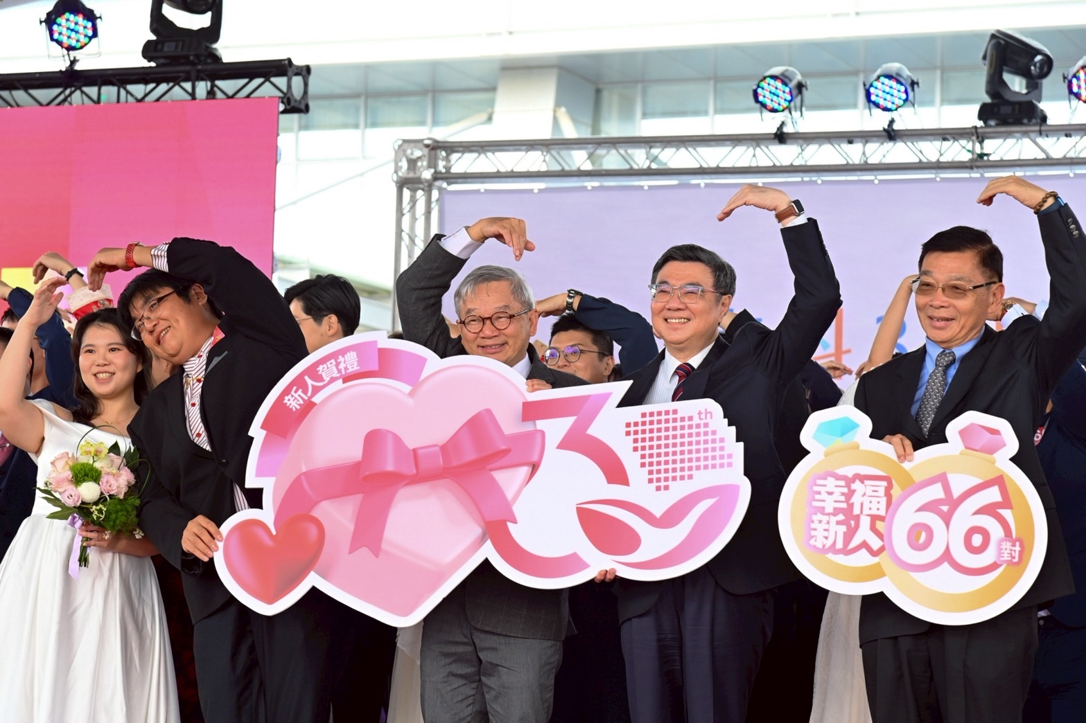 南科30周年園慶暨集團婚禮66對新人齊聚，卓榮泰院長強調全民共享經濟成長果實與敢婚願生樂養政策