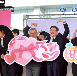 南科30周年園慶暨集團婚禮66對新人齊聚，卓榮泰院長強調全民共享經濟成長果實與敢婚願生樂養政策