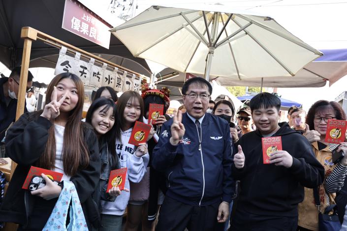 迎金馬年最佳去處 2026新化年貨大街開幕 黃偉哲市長與民同樂發紅包