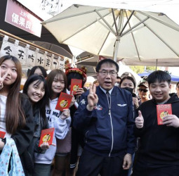 迎金馬年最佳去處 2026新化年貨大街開幕 黃偉哲市長與民同樂發紅包