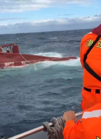 臺東外海漁船突遇翻覆意外　海巡署啟動應變機制完成救援脫險任務