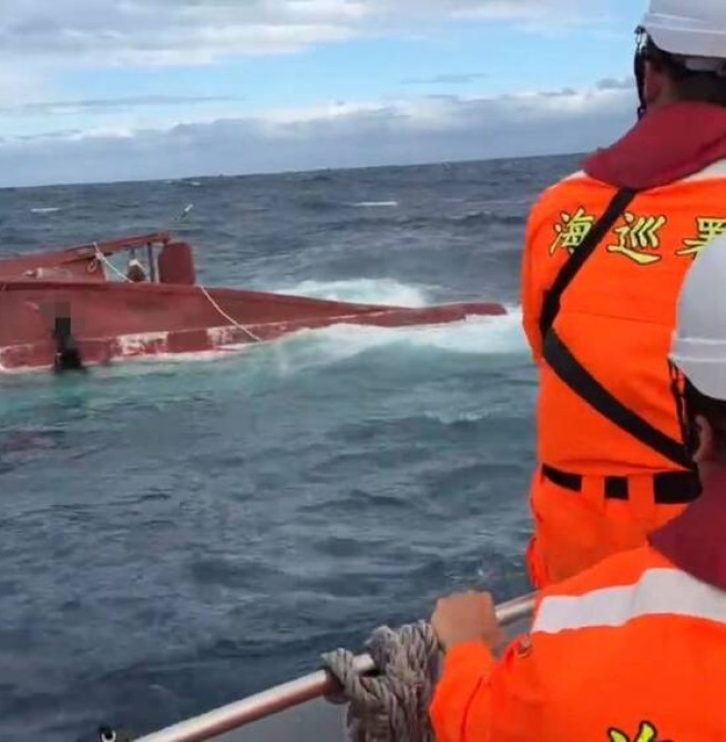 臺東外海漁船突遇翻覆意外　海巡署啟動應變機制完成救援脫險任務