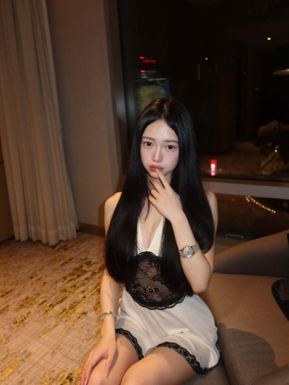 嚴珮瑜公開IG火辣照引關注　嚴凱泰千金名媛生活搭賓利座駕，非自家車掀熱議