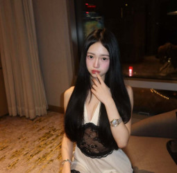 嚴珮瑜公開IG火辣照引關注　嚴凱泰千金名媛生活搭賓利座駕，非自家車掀熱議