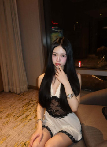 嚴珮瑜公開IG火辣照引關注　嚴凱泰千金名媛生活搭賓利座駕，非自家車掀熱議