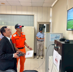 海巡署首長張忠龍署長、許靜芝副署長取得無人機證照，示範人人皆飛手政策與科技化執勤