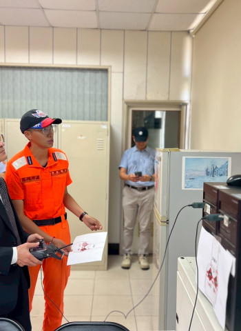 海巡署首長張忠龍署長、許靜芝副署長取得無人機證照，示範人人皆飛手政策與科技化執勤