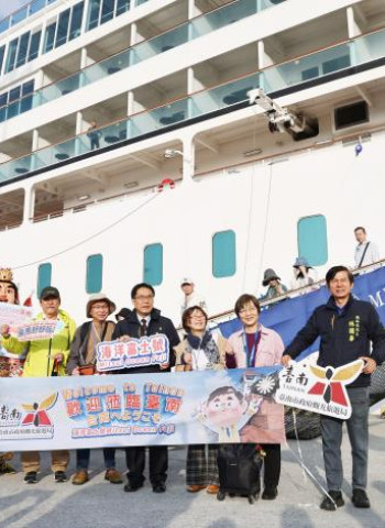 臺南市長黃偉哲於安平港迎接國際豪華觀光郵輪海洋富士號，透過迎旅客贈禮宣傳臺南觀光資源
