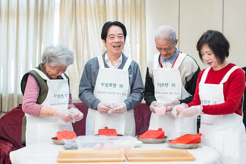 賴清德總統出席臺中寒冬助老關懷活動　陪伴獨居長輩圍爐拜早年傳遞關懷