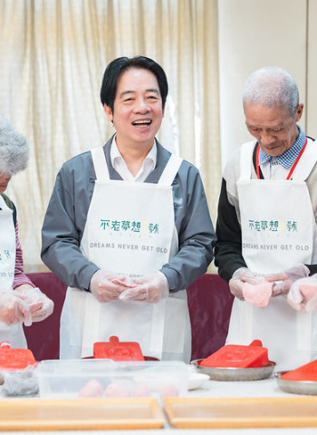 賴清德總統出席臺中寒冬助老關懷活動　陪伴獨居長輩圍爐拜早年傳遞關懷