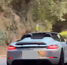 敞篷保時捷掛點滴上路引發討論　醫界示警恐影響行車安全