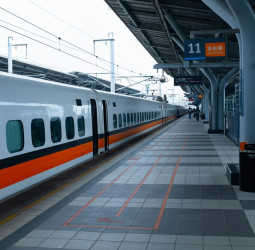 高鐵台南站旅客落軌意外一度中斷　1307車次停駛因應　中午全線恢復正常服務