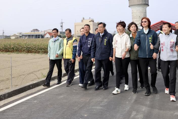 臺南市長黃偉哲邀中央視察農業建設，展現臺南農水路7年改善長度達4.7條高速公路並支持基層建設