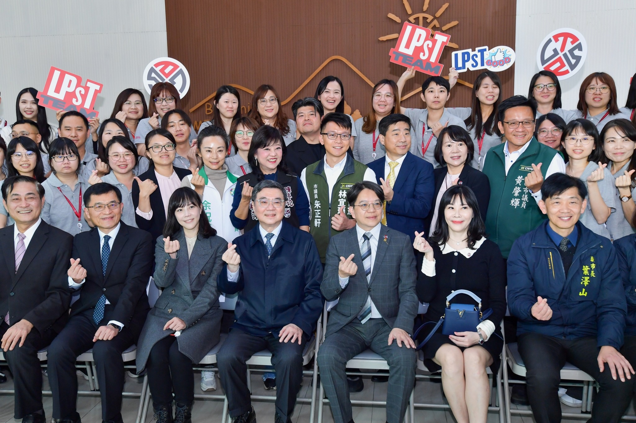 行政院長卓榮泰參訪臺南高科技與精密產業代表企業，重申政府是產業穩健發展後盾，確保供應鏈與產業鏈穩定運作