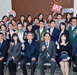 行政院長卓榮泰參訪臺南高科技與精密產業代表企業，重申政府是產業穩健發展後盾，確保供應鏈與產業鏈穩定運作