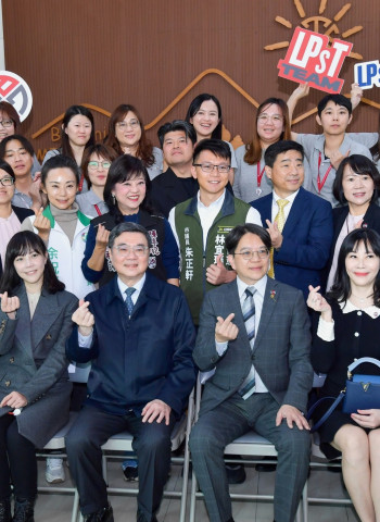 行政院長卓榮泰參訪臺南高科技與精密產業代表企業，重申政府是產業穩健發展後盾，確保供應鏈與產業鏈穩定運作