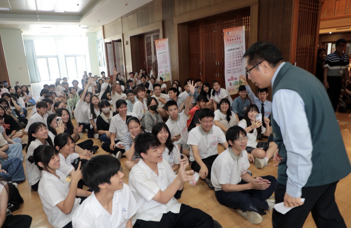 台南限定「市長陪你拍」  黃偉哲陪575位畢業生留下青春回憶