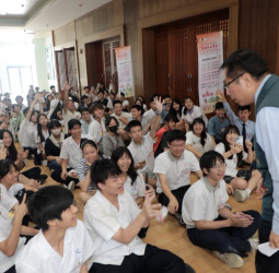 台南限定「市長陪你拍」  黃偉哲陪575位畢業生留下青春回憶
